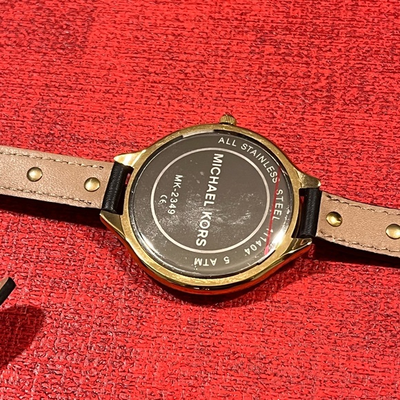 MICHAEL KORS PRE-LOVED AUTHENTIC RUNWAY GOLD STUDDED BROWN LEATHER WATCH - Picture 12 of 15